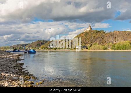 Fiume Reno a Patrimonio dell'Umanità dell'UNESCO alta Valle del Reno medio in Renania-Palatinato. Vista da Rhens al castello di Marksburg a Braubach. Foto Stock