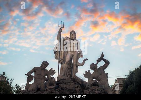 Poseidone Dio del mare. Nuvole al tramonto su Piazza del Popolo, Statua di Poseidone, Roma Italia Foto Stock