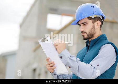 Ritratto di operaio la preparazione di stima per il lavoro a casa Foto Stock