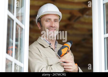 Installazione e riparazione di finestre in plastica Foto Stock