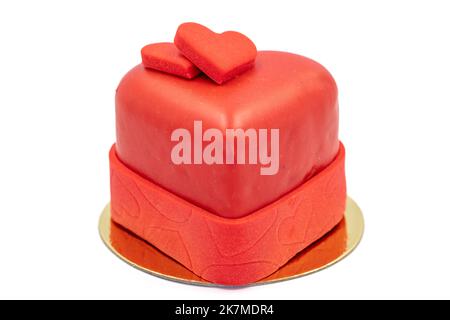 Torta al cuore isolata su sfondo bianco. Torta di San Valentino dal design speciale. primo piano Foto Stock