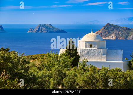 Bianco greco ortodosso cappella o chiesa in cima alla collina, cielo azzurro chiaro, giorno di sole. Milos, Grecia Foto Stock