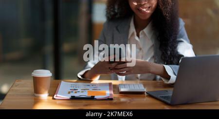 La donna d'affari afro-americana completa la KYC utilizzando un programma di banking online per aprire un conto di risparmio digitale. La definizione di cyber Foto Stock