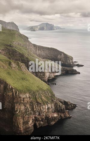 Isole Faerøer spettacolare costa visto da un elicottero. Area di funzionario ministeriale Foto Stock