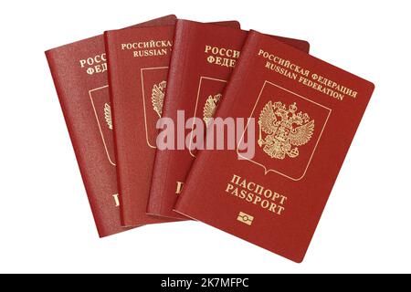 Quattro passaporti stranieri russi su uno sfondo bianco isolato Foto Stock