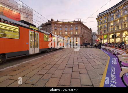 Piazza Cordusio con palazzi, case ed edifici circostanti all'alba nella capitale italiana della moda e del lusso Foto Stock
