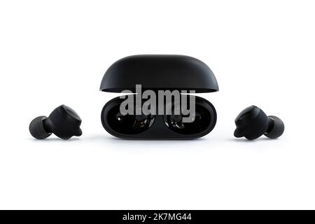 cuffie wireless di colore nero con scatola e caricabatterie su sfondo bianco. scatola con cuffie wireless. Foto Stock