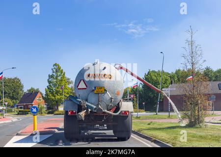 Annaffiatura alberi a Westerkwartier Groningen Paesi Bassi durante il periodo di siccità maggiore in estate Foto Stock