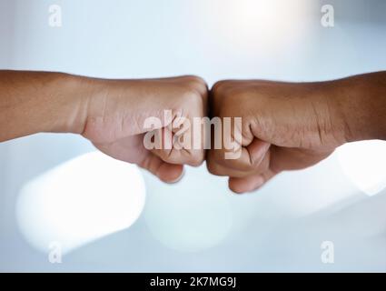 Prima battuta, supporto e riunioni di dipendenti per partnership, collaborazione o affari insieme al lavoro. Le mani dei lavoratori aziendali salutano con ringraziamento Foto Stock