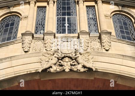 Particolare dei cherubini sul Ponte di Hertford, meglio conosciuto come il Ponte dei Sospiri, uno skyway che unisce due parti dell'Hertford College. Città di Oxford, Inghilterra, Regno Unito Foto Stock