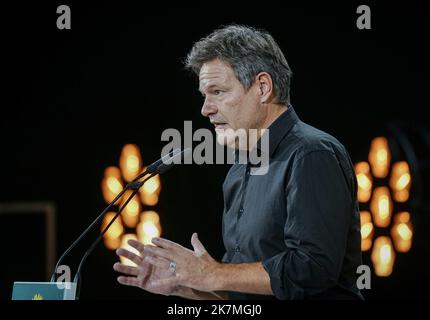 Bonn, Germania. 14th Ott 2022. Robert Habeck (Bündnis 90/Die Grünen), Ministro federale dell'economia e della protezione del clima, interviene alla Convenzione nazionale del Partito Verde. Credit: Kay Nietfeld/dpa/Alamy Live News Foto Stock