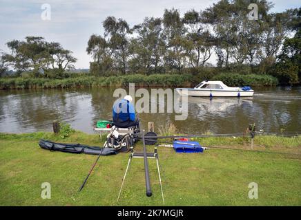 solitario vecchio pescatore sul fiume thurne martham norfolk inghilterra Foto Stock