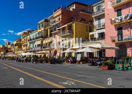 Mercato di strada a Parasio, il centro storico di Imperia, quartiere di Porto Maurizio. Provincia di Imperia, regione Liguria. Italia. Foto Stock