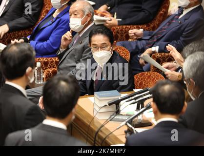 Tokyo, Giappone. 18th Ott 2022. Il primo ministro giapponese Fumio Kishida guarda i dirigenti del comitato di bilancio della Camera bassa alla Dieta Nazionale di Tokyo Martedì, 18 ottobre 2022. Credit: Yoshio Tsunoda/AFLO/Alamy Live News Foto Stock