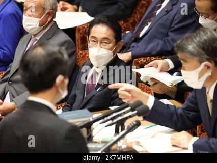 Tokyo, Giappone. 18th Ott 2022. Il primo ministro giapponese Fumio Kishida guarda i dirigenti del comitato di bilancio della Camera bassa alla Dieta Nazionale di Tokyo Martedì, 18 ottobre 2022. Credit: Yoshio Tsunoda/AFLO/Alamy Live News Foto Stock