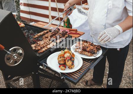 Cucina fajitas, manzo messicano con verdure alla griglia, barbecue e verdure sul fuoco aperto. Il concetto di Street food e cucina all'aperto. Foto Stock