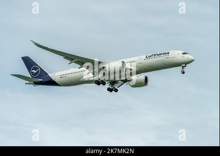 Lufthansa Airbus A350-941 sulla strada finale per l'aeroporto Changi di Singapore Foto Stock