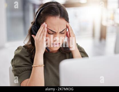 Non posso lavorare in questo modo. un giovane operatore del call center che si è messo in guardia durante il lavoro in ufficio. Foto Stock