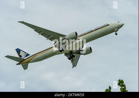 Singapore Airlines Boeing 777-312ER sull'approccio finale all'aeroporto di Singapore Changi Foto Stock