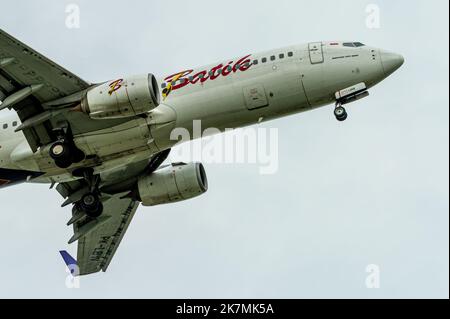 Batik Boeing 737-8 MAX all'arrivo all'aeroporto di Singapore Changi Foto Stock