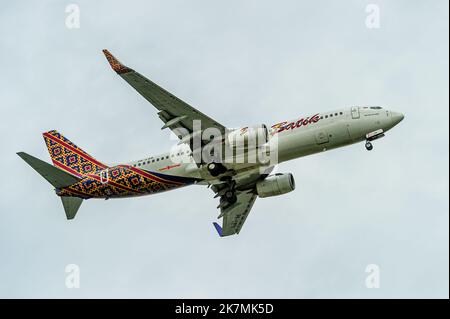 Batik Boeing 737-8 MAX all'arrivo all'aeroporto di Singapore Changi Foto Stock