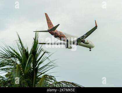 Batik Boeing 737-8 MAX all'arrivo all'aeroporto di Singapore Changi Foto Stock