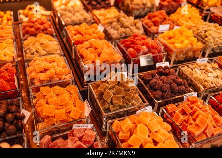 Bancarella di mercato piena di caramelle di frutta nel mercato di la Boqueria. Barcellona. Catalogna. Foto Stock