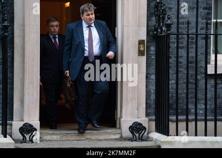 Londra Regno Unito. 18 ottobre 2022 . Kit Malthouse, Segretario di Stato per l'educazione che lascia Downing Downing Street dopo una riunione del gabinetto. Il primo ministro Liz Truss si trova di fronte al controllo politico e si batte per riacquistare autorità dopo il mini budget. Credit: amer Ghazzal/Alamy Live News Foto Stock