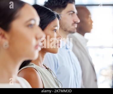 Profilo, squadra e donna d'affari in linea o fila in ufficio in piedi o in attesa di colloquio di lavoro. Vista laterale, diversità e gruppo, colleghi o persone Foto Stock