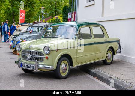 BADEN BADEN BADEN, GERMANIA - LUGLIO 2019: Beige avorio FIAT 1100 piccola berlina familiare 1953 1969, oldtimer riunione a Kurpark. Foto Stock