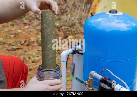 La manutenzione professionale delle tubazioni dell'acqua nelle vicinanze viene eseguita da tecnici professionisti sostituendo i filtri sostituibili per mantenere la qualità dell'acqua Foto Stock