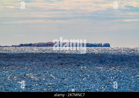 Il centro storico di Gallipoli si affaccia da nord attraverso lo scintillante Mar Ionio, Puglia, Italia. Foto Stock