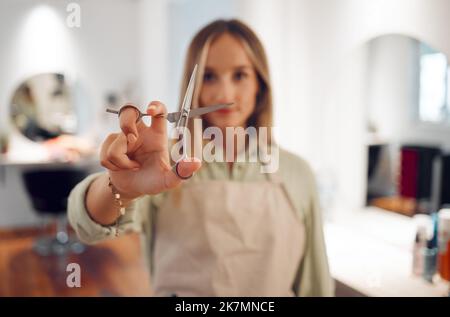 Parrucchiere, forbici e donna in salone per capelli da tagliare, stile e in salone di bellezza con attrezzature per il business. Primo piano, imprenditore estetista Foto Stock