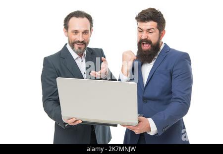 Sì, possiamo. Uomini d'affari felici lavorano online. Gli uomini bearded usano il calcolatore. Marketing online. Eseguire il business online. Accesso alle informazioni online. Nuovo Foto Stock