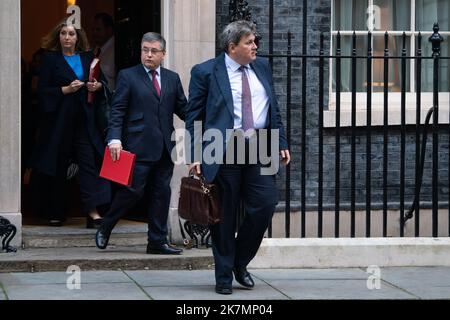 Londra Regno Unito. 18 ottobre 2022 . Kit Malthouse, Segretario di Stato per l'istruzione, Robert Buckland, Segretario di Stato per il Galles, Penny Mordaunt, Signore Presidente del Consiglio, e leader della Camera dei Comuni che lascia 10 Downing Street dopo una riunione di gabinetto. Il primo ministro Liz Truss sta affrontando la pressione politica dopo il mini bilancio con le richieste per lei di essere sostituito. Come leader del partito conservatore. Credit: amer Ghazzal/Alamy Live News Foto Stock