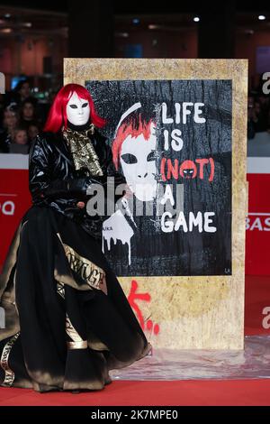 Roma, Italia. 17th Ott 2022. L'artista di strada Laika partecipa al tappeto rosso di "Life is (not) A Game" durante il 17th° Festival del Cinema di Roma all'Auditorium Parco della Musica di Roma. (Foto di Davide di Lalla/SOPA Images/Sipa USA) Credit: Sipa USA/Alamy Live News Foto Stock