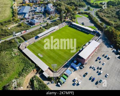 Weymouth, Dorset, Regno Unito. 18th ottobre 2022. Vista generale dall'aria dello stadio Bob Lucas a Weymouth in Dorset, sede della squadra di calcio Weymouth Football Club. Weymouth è stata disegnata in casa con l'EFL League 2 club AFC Wimbledon nel 1st Round della Emirates fa Cup. L'ultima volta hanno raggiunto il primo turno 15 anni fa. Attualmente la squadra gioca nella National League South. Picture Credit: Graham Hunt/Alamy Live News Foto Stock