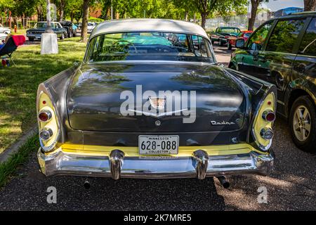 Falcon Heights, Minnesota - 19 giugno 2022: Vista posteriore in prospettiva alta di una berlina 4 porte Dodge Custom Royal Lancer del 1956 in occasione di un'esposizione di auto locale. Foto Stock