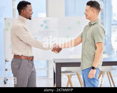 Stavano andando verso la grandezza insieme. due uomini d'affari che scuotono le mani in un ufficio. Foto Stock