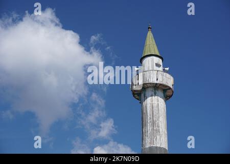 minareto della moschea di legno bianco, karakoy istanbul Foto Stock