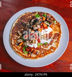 Pancake vegetariano con feta e verdure Foto Stock
