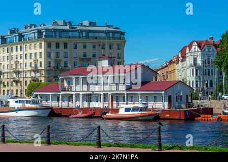 St Petersburg, Isola di Petrogradsky, marina sulla riva dello stretto di Kronverksky Foto Stock