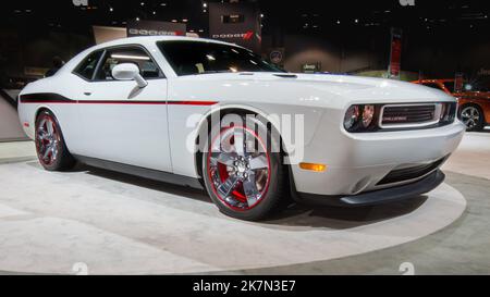 CHICAGO, il/USA - FEBBRAIO 8: Un 2013 Dodge Challenger R/T Redline Hemi car, Chicago Auto Show (CAS). Foto Stock