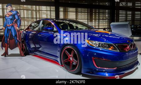 CHICAGO, il - FEBBRAIO 8: Un'auto ibrida Kia Superman Optima 2013, Chicago Auto Show (CAS). Foto Stock