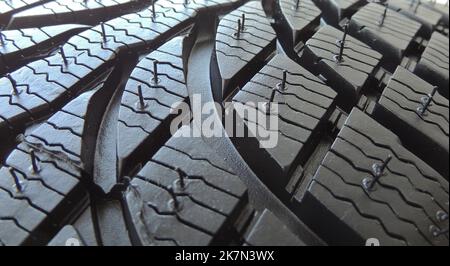 Area battistrada di nuovi pneumatici per auto moderni con rilievi e nervature ravvicinati Foto Stock