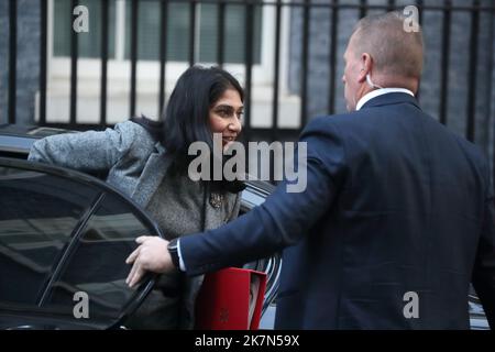 Londra, Regno Unito. 18th Ott 2022. Il Segretario di Stato Suella Braverman arriva a Downing Street n. 10 per l'incontro del Gabinetto in mezzo a speculazioni sul futuro del primo Ministro. Credit: Uwe Deffner/Alamy Live News Foto Stock