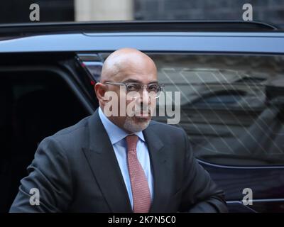 Londra, Regno Unito. 18th Ott 2022. Il Cancelliere del Ducato di Lancaster Nadhim Zahawi arriva a Downing Street n. 10 per la riunione del Gabinetto in mezzo alla speculazione sul futuro del primo Ministro. Credit: Uwe Deffner/Alamy Live News Foto Stock