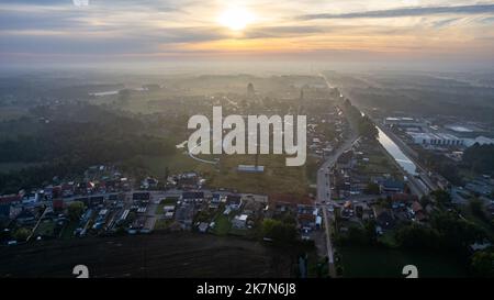 Rijkevorsel, Belgio, 19th settembre, 2022, piccolo villaggio di Sint Jozef, sul canale Dessel Schoten foto aerea durante l'alba a Rijkevorsel, kempen, Belgio, che mostra la via d'acqua nel verde naturale paesaggio agricolo. Foto di alta qualità. Foto di alta qualità Foto Stock