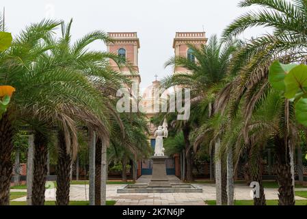 PONDICHERRY, INDIA - 13th ottobre 2022: La Chiesa di nostra Signora degli Angeli, e la statua dedicata a Giovanna d'Arco. Foto Stock