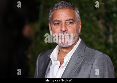 Westwood, Stati Uniti. 17th Ott 2022. WESTWOOD, LOS ANGELES, CALIFORNIA, USA - 17 OTTOBRE: L'attore americano George Clooney arriva al "Ticket to Paradise" della Los Angeles Premiere of Universal Pictures che si tiene al Regency Village Theatre il 17 ottobre 2022 a Westwood, Los Angeles, California, Stati Uniti. (Foto di Xavier Collin/Image Press Agency) Credit: Image Press Agency/Alamy Live News Foto Stock